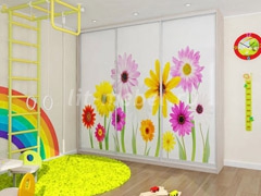 Большой шкаф-купе с цветами для детской комнаты